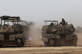 Tank israeliani al confine con la Striscia di Gaza