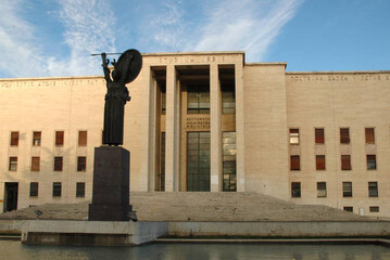 La statua della Minerva e il rettorato dell'università di Roma La Sapienza